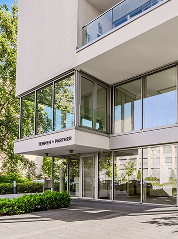 Eingang zum Ingenieurb&uuml;ro Temmen + Partner mit Firmenschild an der Fassade